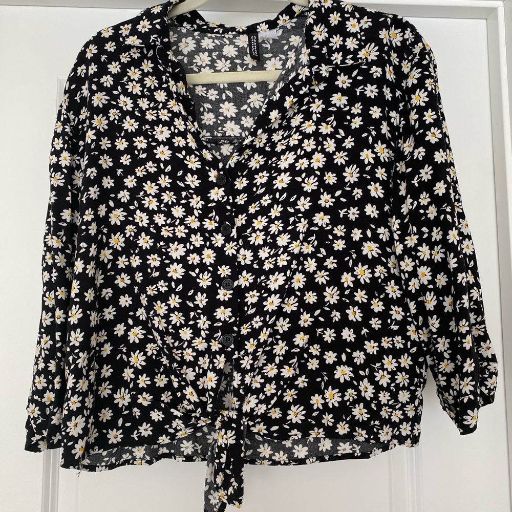 H&M button front, tie waist daisy print blouse